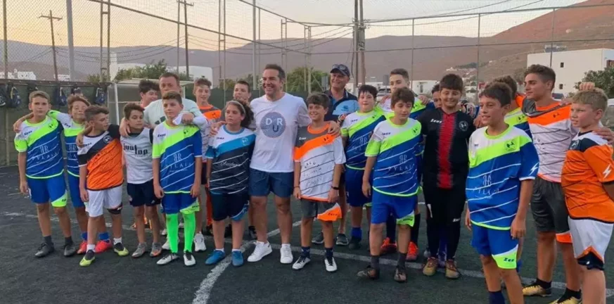 Αλέξης Τσίπρας: Έπαιξε ποδόσφαιρο με παιδιά στην Αστυπάλαια