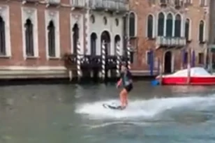Πρόστιμα 1.500 ευρώ στους τουρίστες που σέρφαραν στο Μεγάλο Κανάλι της Βενετίας