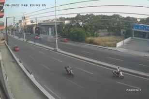 Σοκαριστικό βίντεο από τροχαίο μετά από κόντρες αυτοκινήτων στο Βόλο