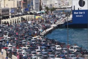 Σύρος: «Βούλιαξε» το λιμάνι που από τα αυτοκίνητα - Επί ποδός οι Λιμενικοί