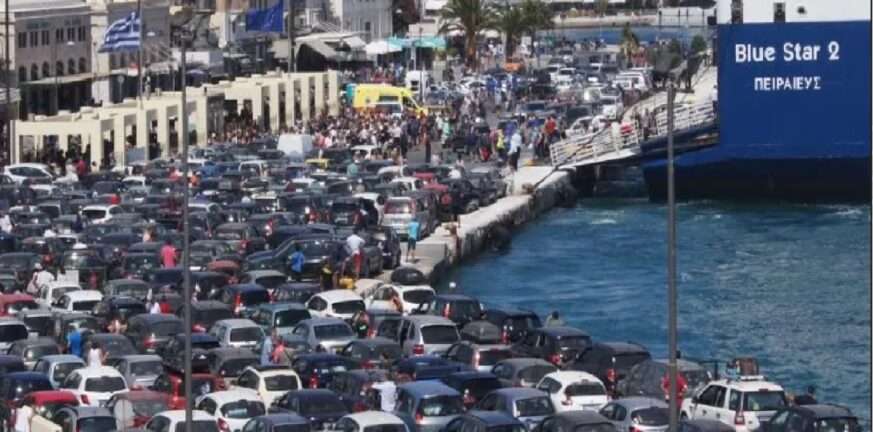 Σύρος: «Βούλιαξε» το λιμάνι που από τα αυτοκίνητα - Επί ποδός οι Λιμενικοί