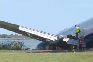 Ατύχημα σε γαλλικό αεροδρόμιο: Αεροπλάνο ξέφυγε από το διάδρομο και έπεσε σε λίμνη