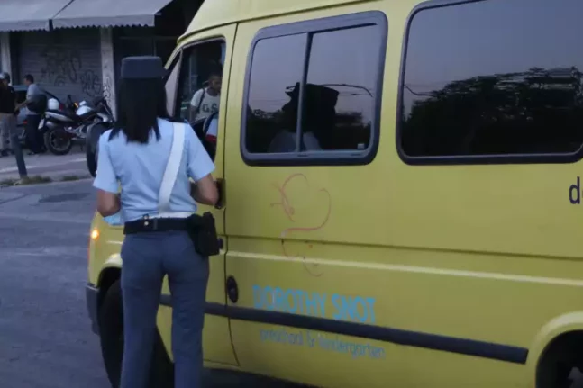 Ασπρόπυργος: «Περιμέναμε το παιδί μας και δεν ερχόταν», λένε οι γονείς του 6χρονου που ξεχάστηκε στο λεωφορείο - Στο αυτόφωρο οδηγός και συνοδός