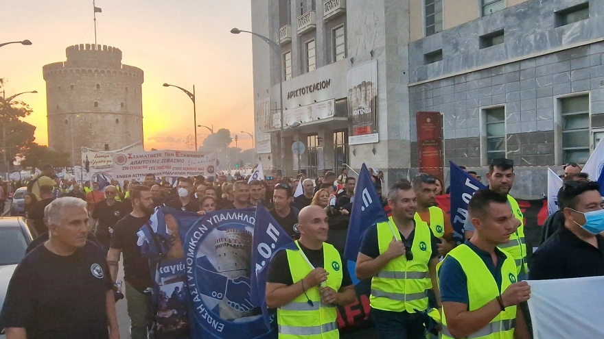Θεσσαλονίκη: Με πυρσούς, σφυρίχτρες και συνθήματα η πορεία των ενστόλων στον Λευκό Πύργο ΦΩΤΟ - ΒΙΝΤΕΟ