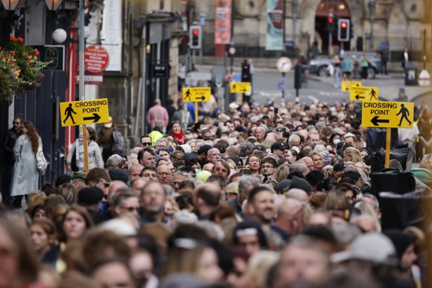 Εδιμβούργο: Χιλιάδες Βρετανοί περιμένουν  να αποτίσουν φόρο τιμής στη βασίλισσα Ελισάβετ - ΦΩΤΟ