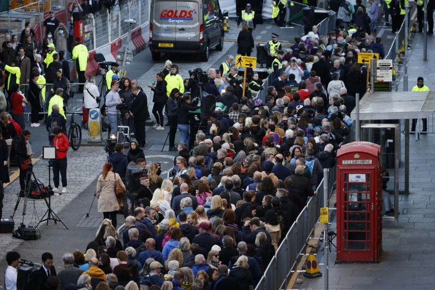 Εδιμβούργο: Χιλιάδες Βρετανοί περιμένουν  να αποτίσουν φόρο τιμής στη βασίλισσα Ελισάβετ - ΦΩΤΟ