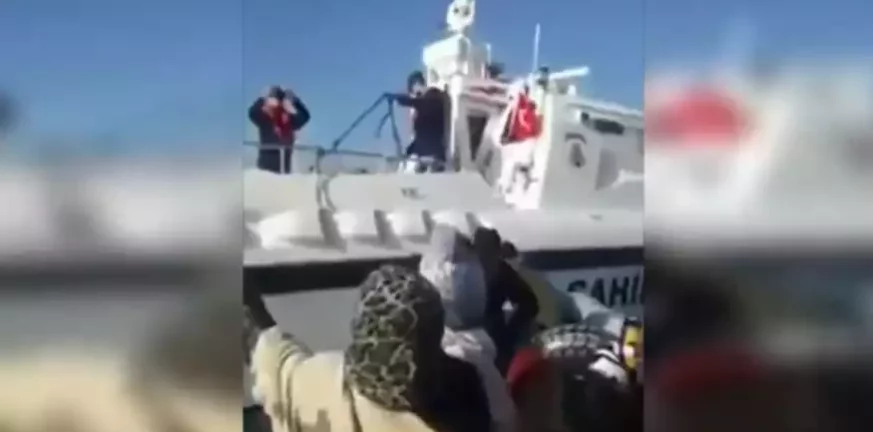Βίντεο - ντοκουμέντο: Τουρκική ακταιωρός πέφτει πάνω σε βάρκα με μετανάστες