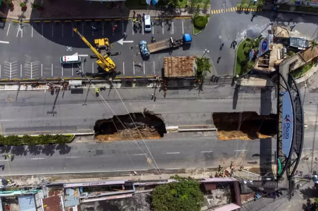Σοκαριστικές εικόνες: Δύο μεγάλων διαστάσεων καταβόθρες στη Γουατεμάλα «κατάπιαν» αυτοκίνητα