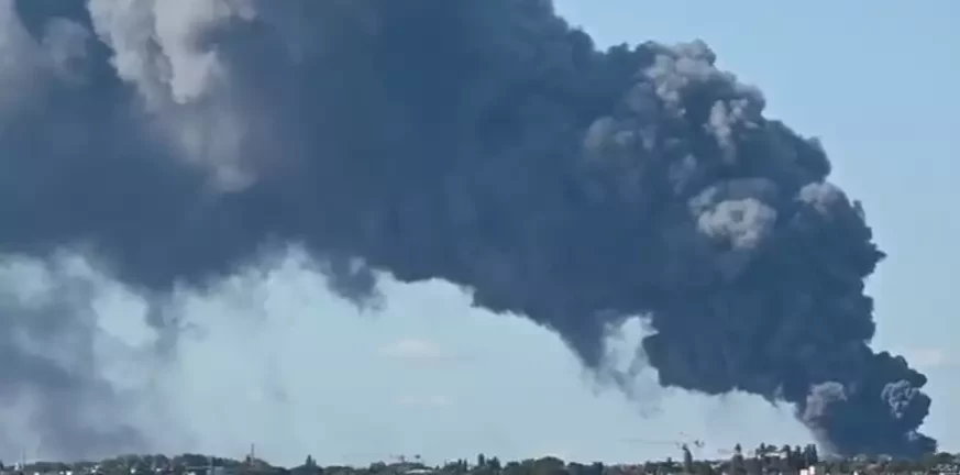 Γαλλία: Παραδόθηκε στις φλόγες η τεράστια αγορά του Παρισιού Rungis - ΒΙΝΤΕΟ
