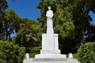 Πάτρα: Καθάρισαν ξανά το χιλιοβανδαλισμένο μνημείο της πλατείας Όλγας