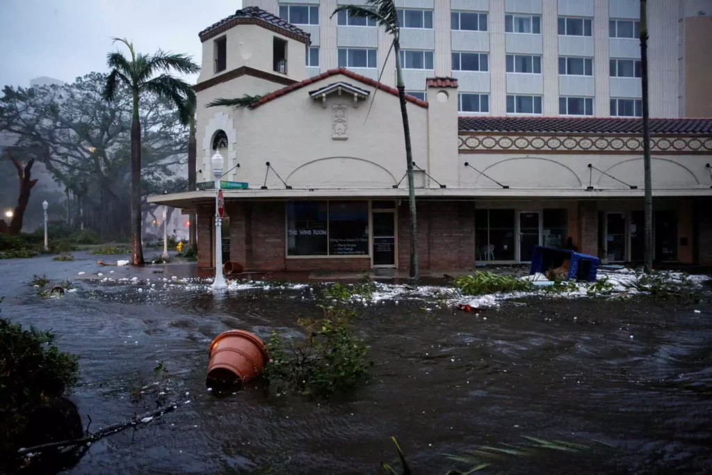 Φλόριντα - Σάρωσε ο κυκλώνας «Ίαν»: Δυο εκατομμύρια άνθρωποι χωρίς ρεύμα, καρχαρίες βγήκαν στους δρόμους ΦΩΤΟ - ΒΙΝΤΕΟ