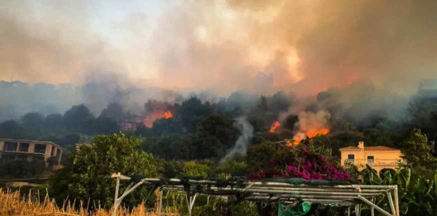 Κεφαλονιά: Φωτιά στα Μεταξάτα - Σηκώθηκαν οκτώ αεροσκάφη
