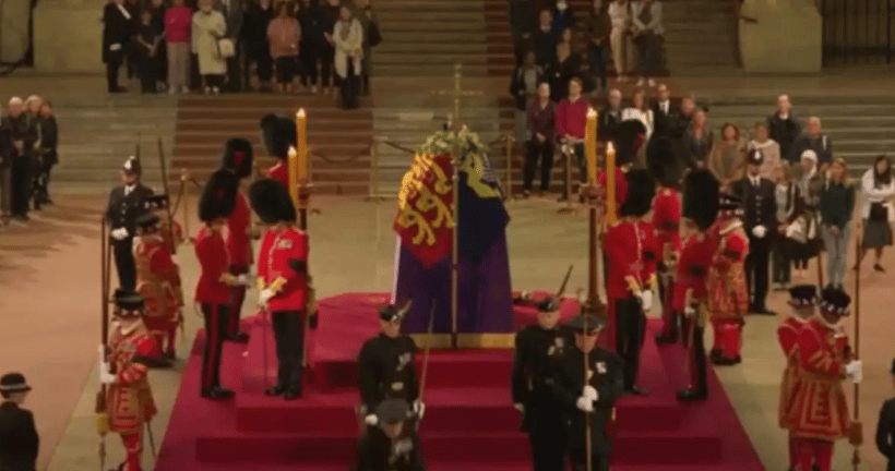 Βασίλισσα Ελισάβετ: Φρουρός λιποθύμησε δίπλα στο φέρετρο ΒΙΝΤΕΟ