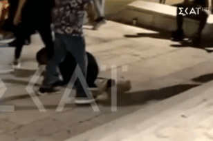 Ανήλικοι κλωτσάνε άνδρα στο κεφάλι στην πλατεία Συντάγματος - Αδιαφόρησαν οι περαστικοί ΒΙΝΤΕΟ