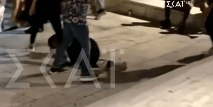 Ανήλικοι κλωτσάνε άνδρα στο κεφάλι στην πλατεία Συντάγματος - Αδιαφόρησαν οι περαστικοί ΒΙΝΤΕΟ