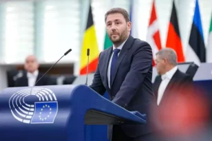 Πυρά Ανδρουλάκη κατά Μητσοτάκη στο Ευρωκοινοβούλιο: «Δηλητηριάζει και διχάζει τον λαό με θεωρίες συνωμοσίας»