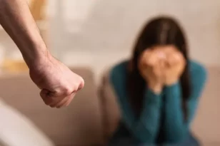  Κολωνάκι: Νέο περιστατικό ενδοοικογενειακής βίας - Την έπιασε από τον λαιμό ο σύντροφός της 