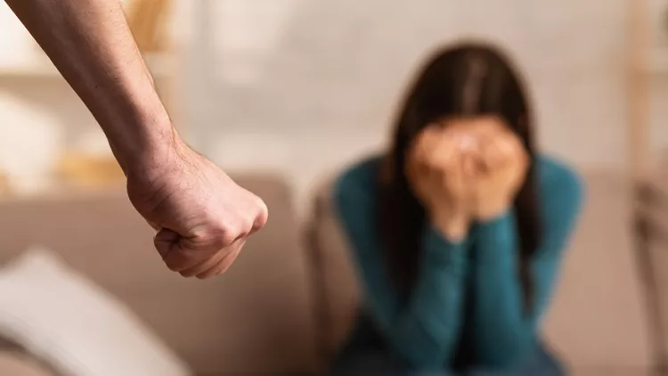  Κολωνάκι: Νέο περιστατικό ενδοοικογενειακής βίας - Την έπιασε από τον λαιμό ο σύντροφός της 