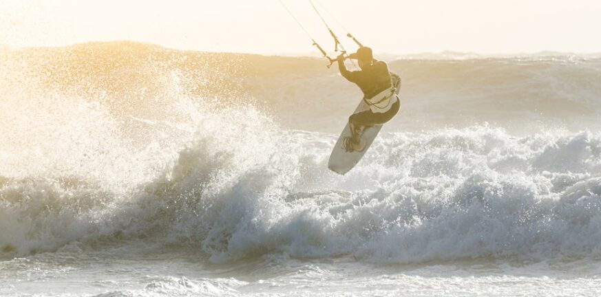Σαντορίνη: 42χρονος έκανε kite surf και χάθηκε στη θάλασσα - Παρασύρθηκε από τους ισχυρούς ανέμους
