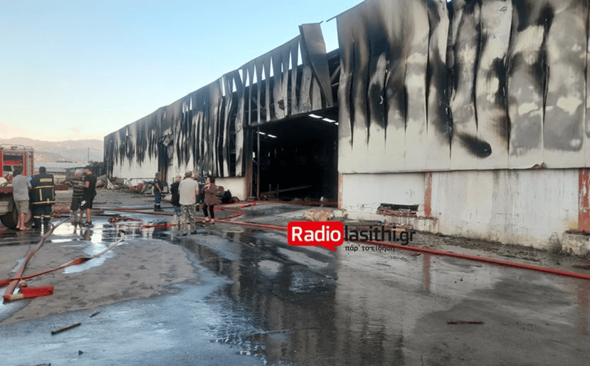 Κρήτη: Κάηκε ολοσχερώς αποθήκη ξυλείας - Κινητοποίηση της Πυροσβεστικής τα ξημερώματα στην Ιεράπετρα - ΦΩΤΟ