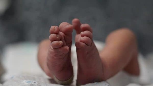 Χανιά: «Βιομηχανοποίηση γεννήσεων» και 8 συλλήψεις σε εκτεταμένο κύκλωμα εμπορίας βρεφών - Η ανακοίνωση της ΕΛΑΣ