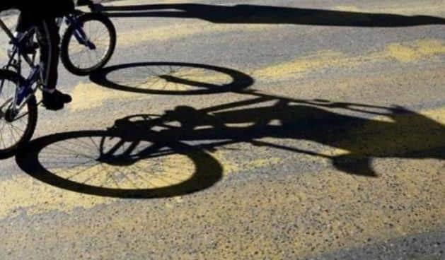 Τροχαίο στην Πατρών - Πύργου: Φορτηγό παρέσυρε ποδηλάτη 