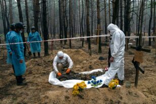 Ουκρανία: Το 99% των σορών στο Ιζιούμ παρουσιάζουν σημάδια βίαιου θανάτου