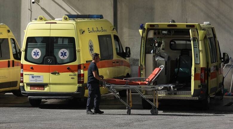 Αγρίνιο: Σημειώθηκε τροχαίο με τραυματισμό -  Έσπρωχναν το ασθενοφόρο για... να ξεκινήσει!