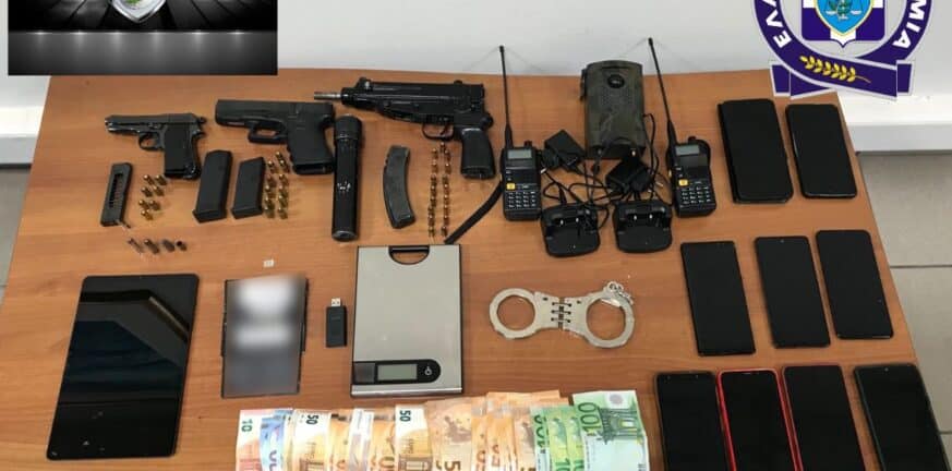 Έξι συλλήψεις, 2100 δενδρύλια κάνναβης, όπλα και σφαίρες σε υπόθεση ναρκωτικών στην Αττική