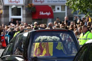 Βασίλισσα Ελισάβετ: Η σορός της έφτασε στο Εδιμβούργο ΦΩΤΟ - ΒΙΝΤΕΟ