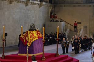 Το Μπάκινγχαμ αποχαιρετά την Βασίλισσα Ελισάβετ – Χιλιάδες άνθρωποι στο λαϊκό προσκύνημα
