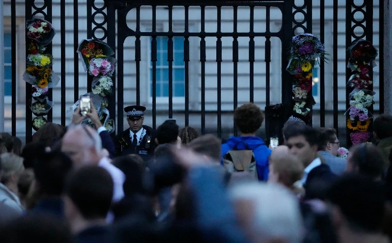 Θάνατος βασίλισσας Ελισάβετ: Χιλιάδες κόσμου την αποχαιρετούν στα Ανάκτορα του Μπάκιγχαμ ΦΩΤΟ - ΒΙΝΤΕΟ
