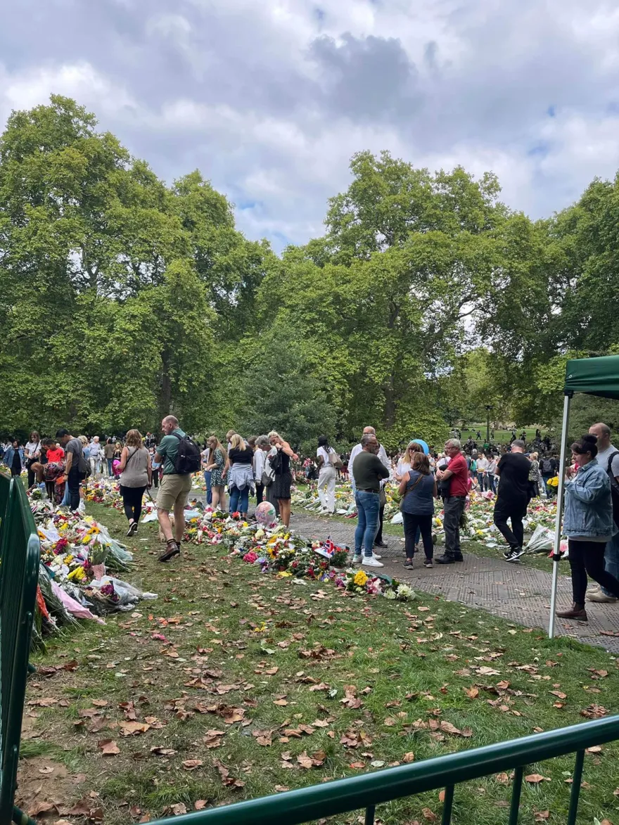 Θάνατος Βασίλισσας Ελισάβετ:  Ουρές χιλιομέτρων στο Μπάκιγχαμ - Την αποχαιρετούν με χιλιάδες λουλούδια, γράμματα και κεριά