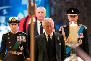 Θάνατος βασίλισσας Ελισάβετ: Φόρος τιμής με τα τέσσερα παιδιά της γύρω από το φέρετρό της ΦΩΤΟ - ΒΙΝΤΕΟ