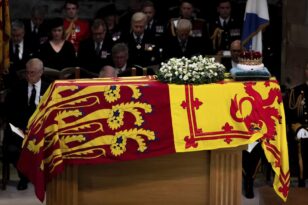 Μπάκιγχαμ: Πώς διατηρείται η σορός της Βασίλισσας Ελισάβετ ως την κηδεία;