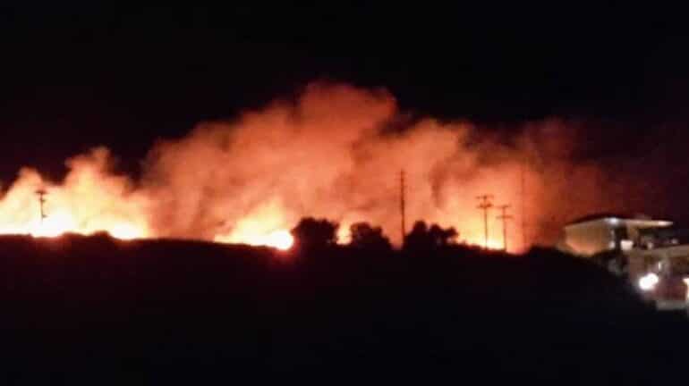 Κεφαλονιά: Υπό έλεγχο η φωτιά στην Σκάλα - Απειλήθηκαν βίλες και ξενοδοχείο
