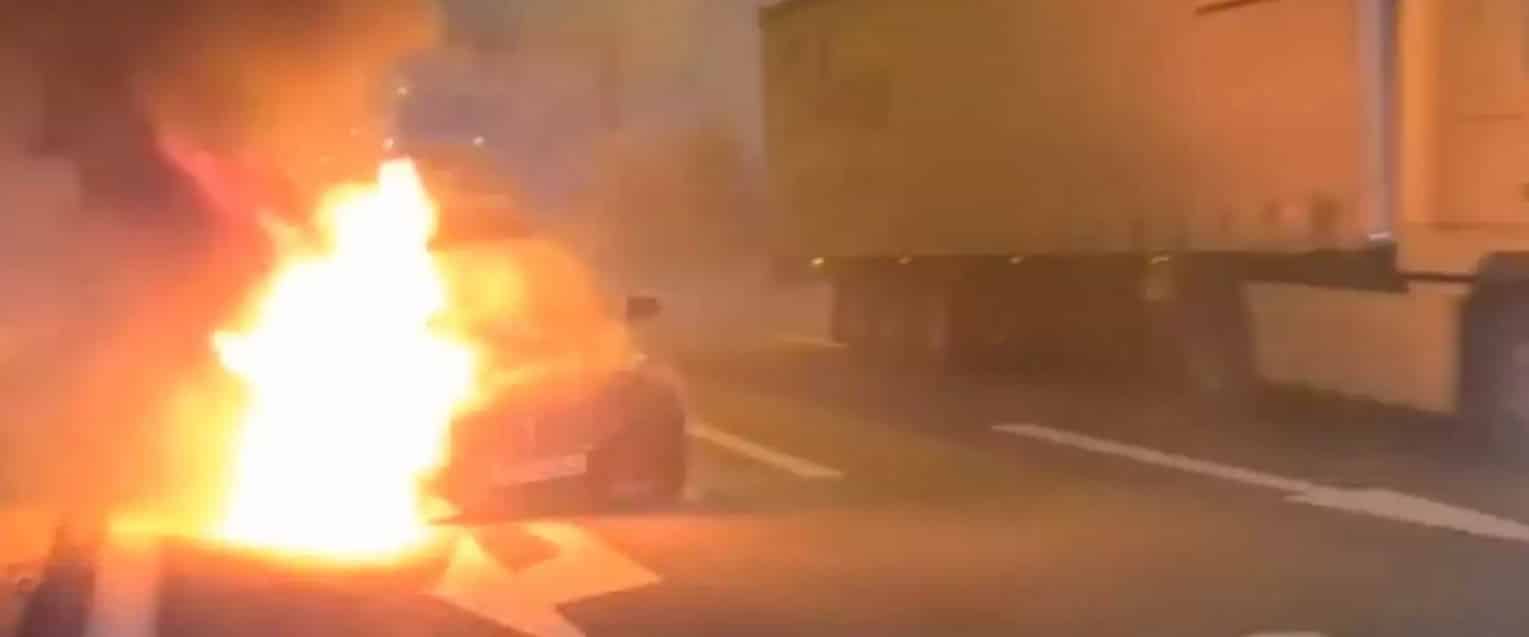 Εθνική Οδός: Η στιγμή που αυτοκίνητο πιάνει φωτιά στην Αθηνών – Λαμίας χωρίς ο οδηγός να το έχει καταλάβει – ΒΙΝΤΕΟ