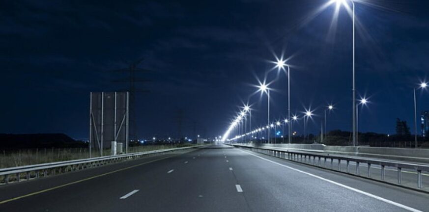 «Καμπανάκι» για τα φώτα των δρόμων - Πόσο επικίνδυνη για την υγεία μας είναι η μπλε ακτινοβολία;