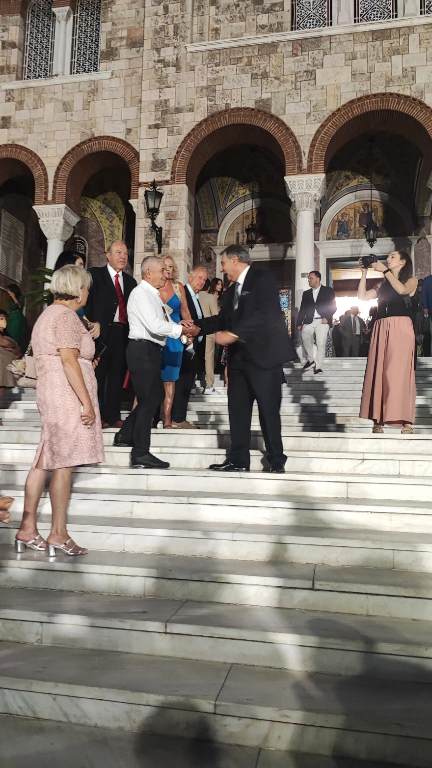 Γιάννης Μελάς: Ανέβηκε τα σκαλιά της εκκλησίας με τη Χριστίνα Κορκίδη ΦΩΤΟ - ΒΙΝΤΕΟ
