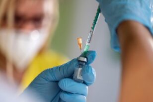 Κορονοϊός: Να εμβολιαστεί ξανά όλος ο πληθυσμός άνω των 6 μηνών 