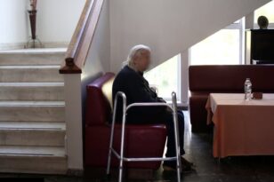 Ελεύθεροι οι ιδιοκτήτες γηροκομείου στο Ασβεστοχώρι όπου είχαν πεθάνει 26 ηλικιωμένοι από κορονοϊό