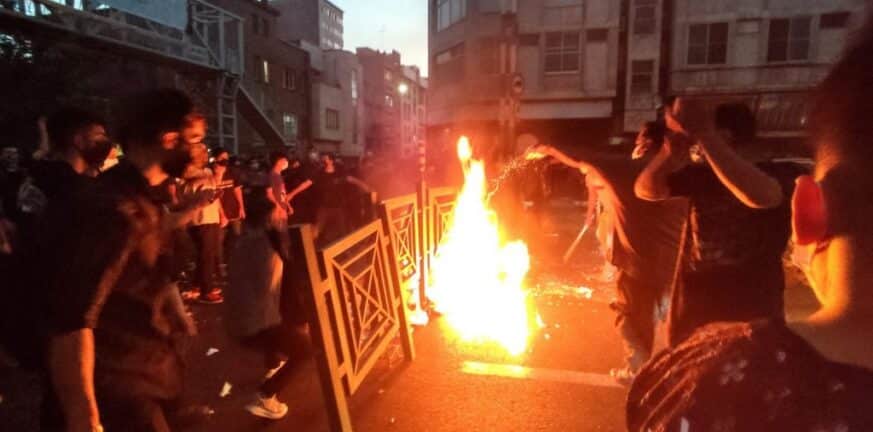 Καίγεται το Ιράν: Έντεκα νεκροί από την έναρξη των διαδηλώσεων μετά τον θάνατο της Μαχσά Αμινί