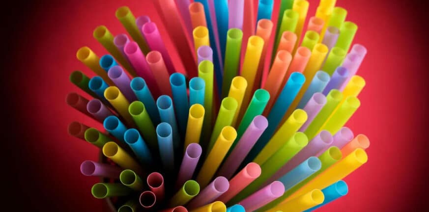 Πλαστικά καλαμάκια: Κύκλωμα προωθεί στην αγορά πλαστικά είδη παρά την αλλαγή του νόμου 
