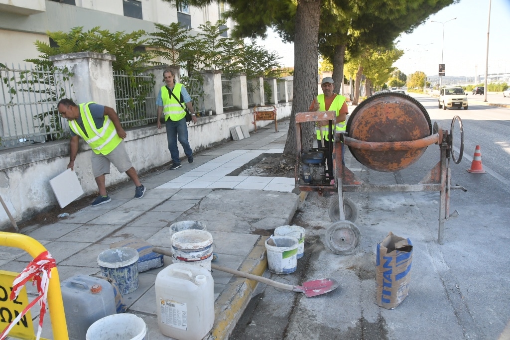 Πάτρα: Συνεχίζεται ο καθαρισμός και η ανακατασκευή των πεζοδρομίων στην Ακτή Δυμαίων