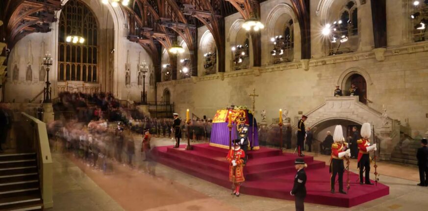 Βασίλισσα Ελισάβετ: Τελευταίο σαββατοκύριακο αποχαιρετισμού πριν την κηδεία – Αναμονή πάνω από 22 ώρες