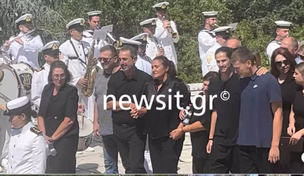 Θάλεια Κορδαμπάλου: Η κηδεία της 19χρονης ναυτικής δοκίμου - ΦΩΤΟ