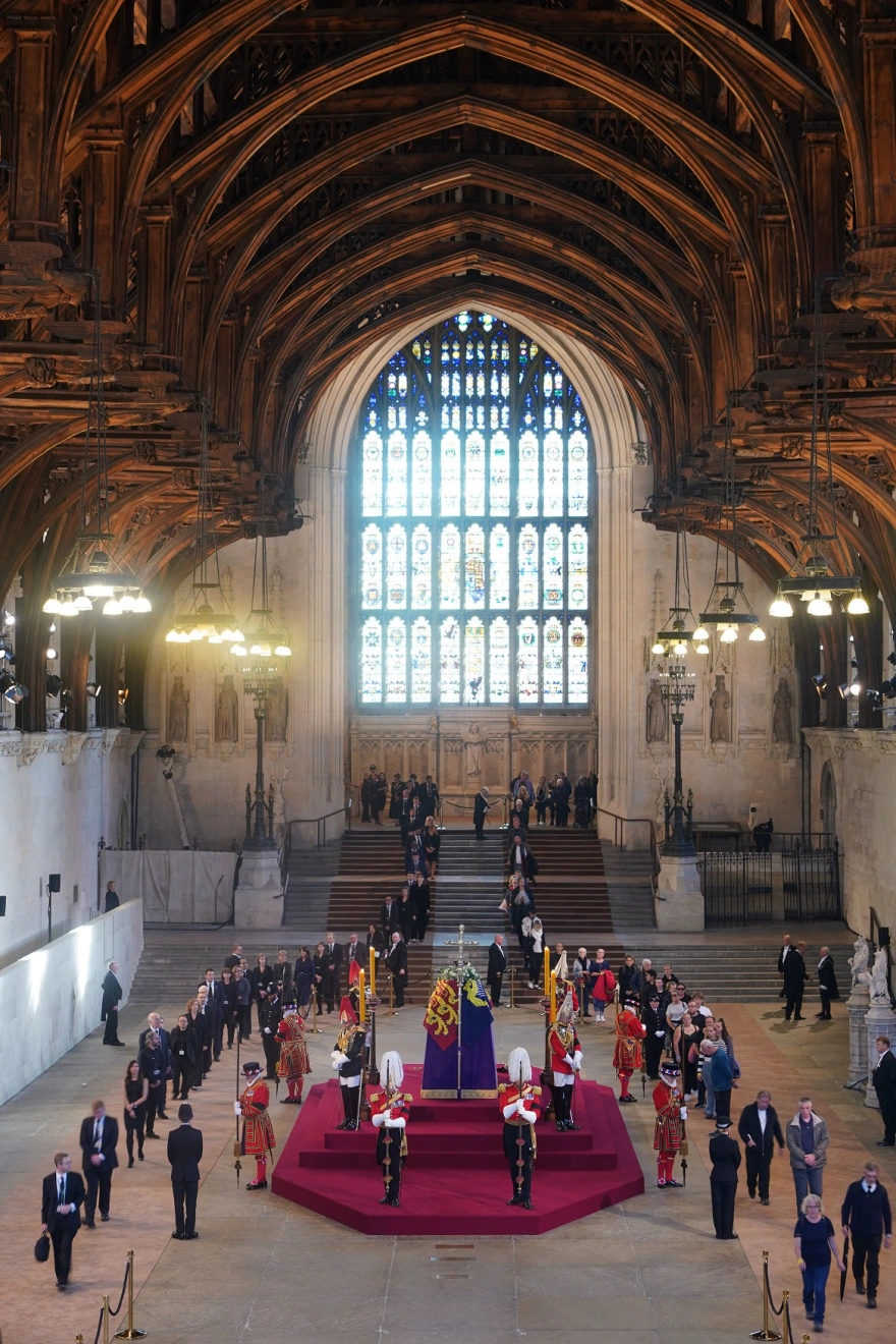 Βασίλισσα Ελισάβετ: Ολονυχτία και ουρές χιλιομέτρων από τον κόσμο για το προσκύνημα στη σορό της