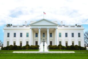 ΗΠΑ: Αντιδρά ο Λευκός Οίκος στην υποβάθμιση από τον οίκο Fitch