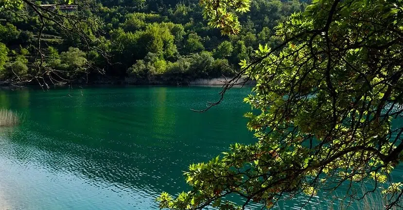 Λίμνη Τσιβλού: Το φυσικό τοπίο στην Αχαΐα με τα υπέροχα χρώματα - ΦΩΤΟ