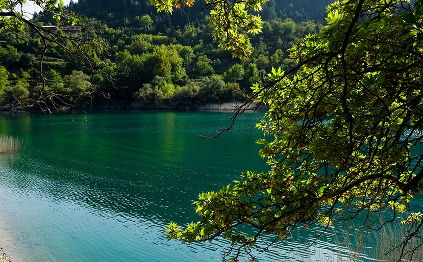 Λίμνη Τσιβλού: Το φυσικό τοπίο στην Αχαΐα με τα υπέροχα χρώματα - ΦΩΤΟ